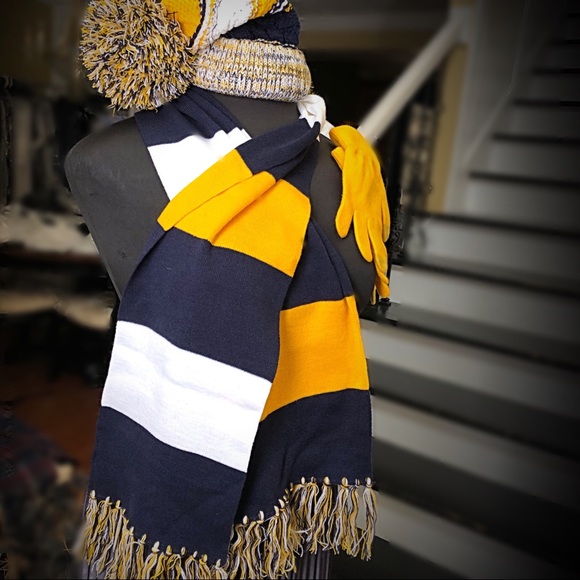 SET -Pom Pom Beanie Hat, Scarf, Gloves - Picture 5 of 8